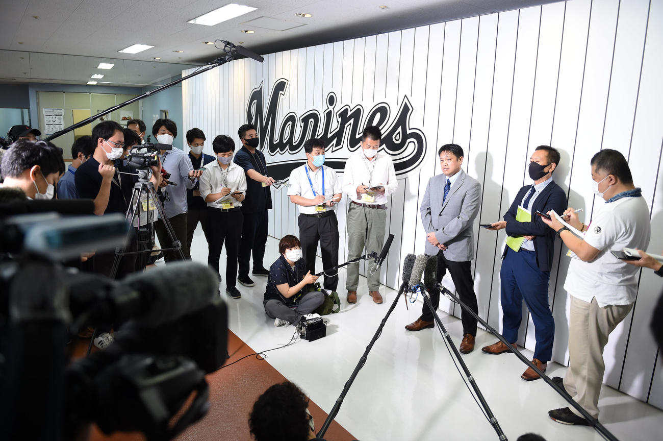 元ロッテのジャクソン投手の逮捕に関して謝罪する松本球団本部長（撮影・横山健太）