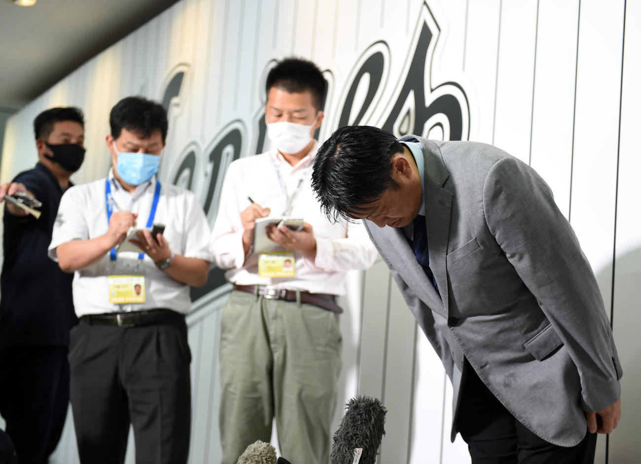 元ロッテのジャクソン投手の逮捕に関して謝罪する松本球団本部長（撮影・横山健太）