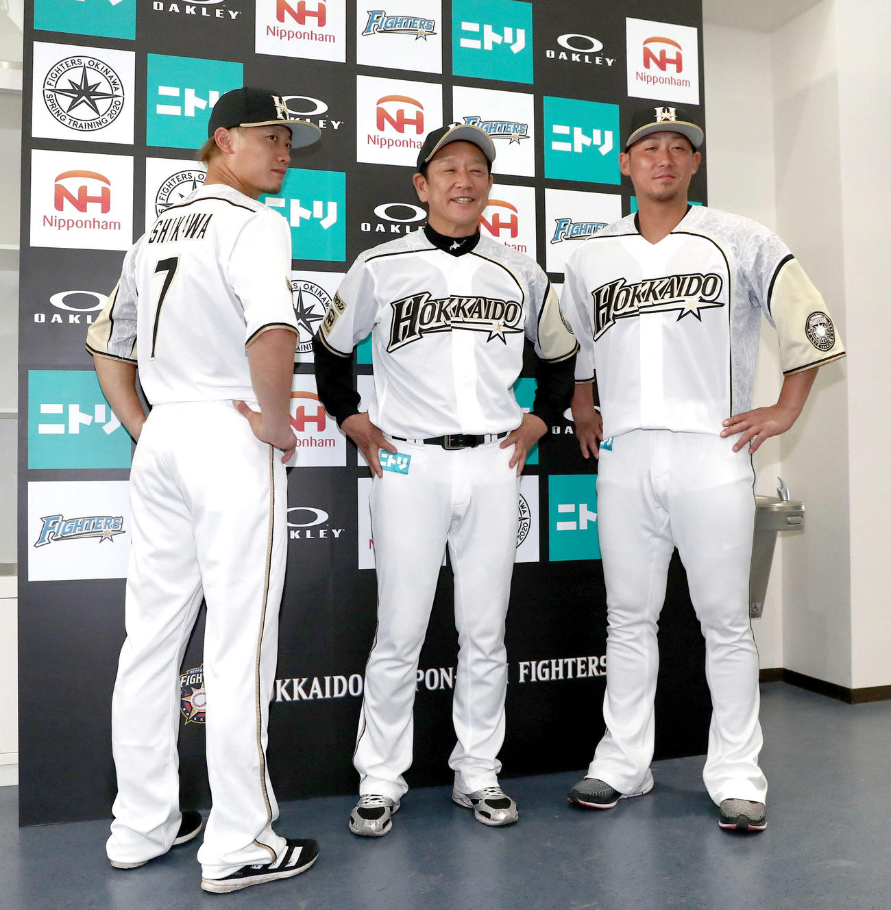 北海道シリーズ用の限定ユニホームを披露する左から日本ハム西川、栗山監督、中田（2020年2月3日撮影）