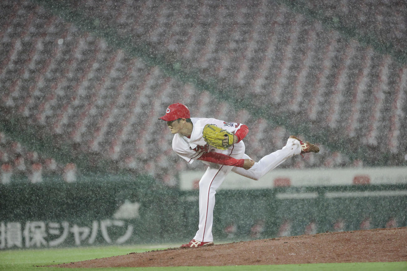 9日、土砂降りの中、力投する広島先発の森下（撮影・加藤孝規）