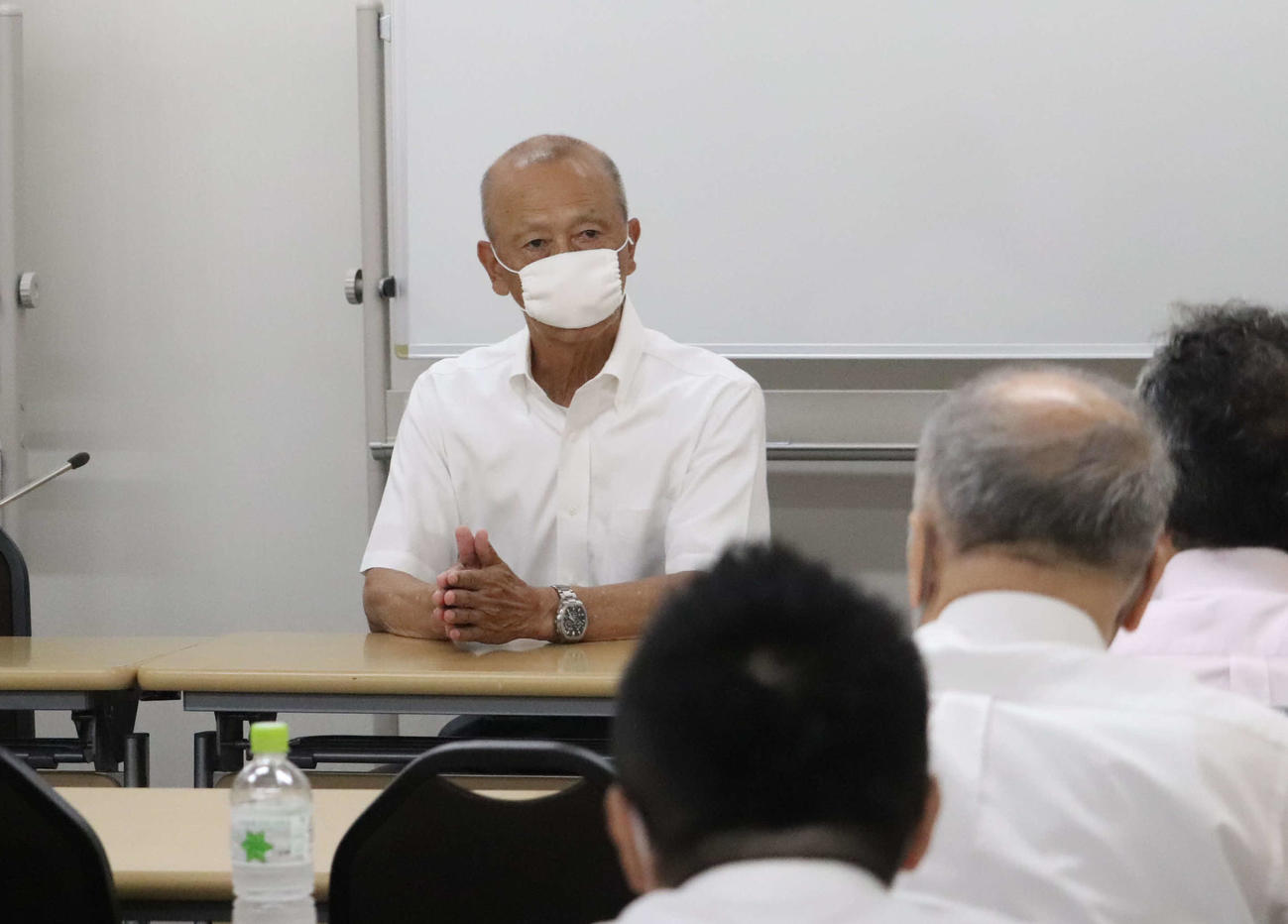 報道陣の質問に答える東大・井手監督（撮影・湯本勝大）
