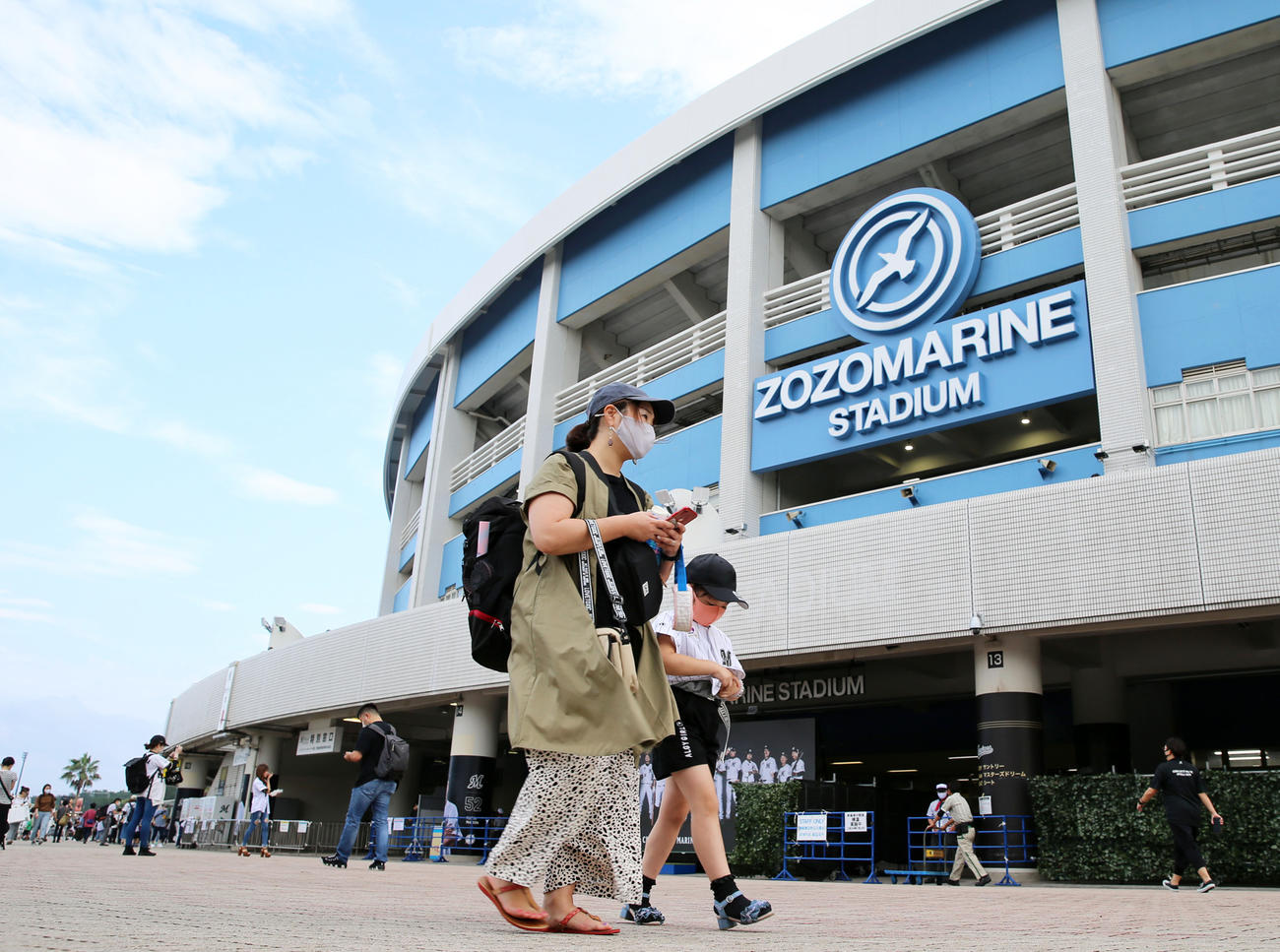 ファンでにぎわうZOZOマリンスタジアム前（撮影・垰建太）