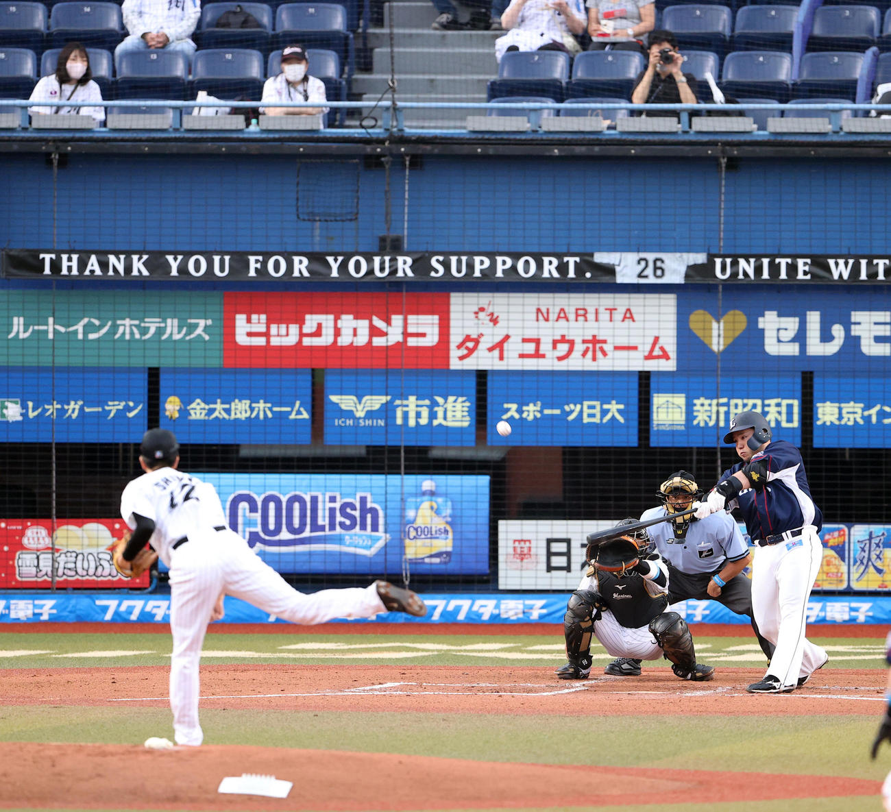 ロッテ対西武　1回表西武1死一、二塁、先制の右越え3点本塁打を放つ山川。投手石川（撮影・垰建太）