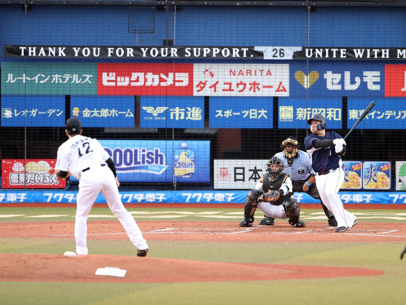 ロッテ対西武　1回表西武1死一、二塁、先制の右越え3点本塁打を放つ山川。投手石川（撮影・垰建太）