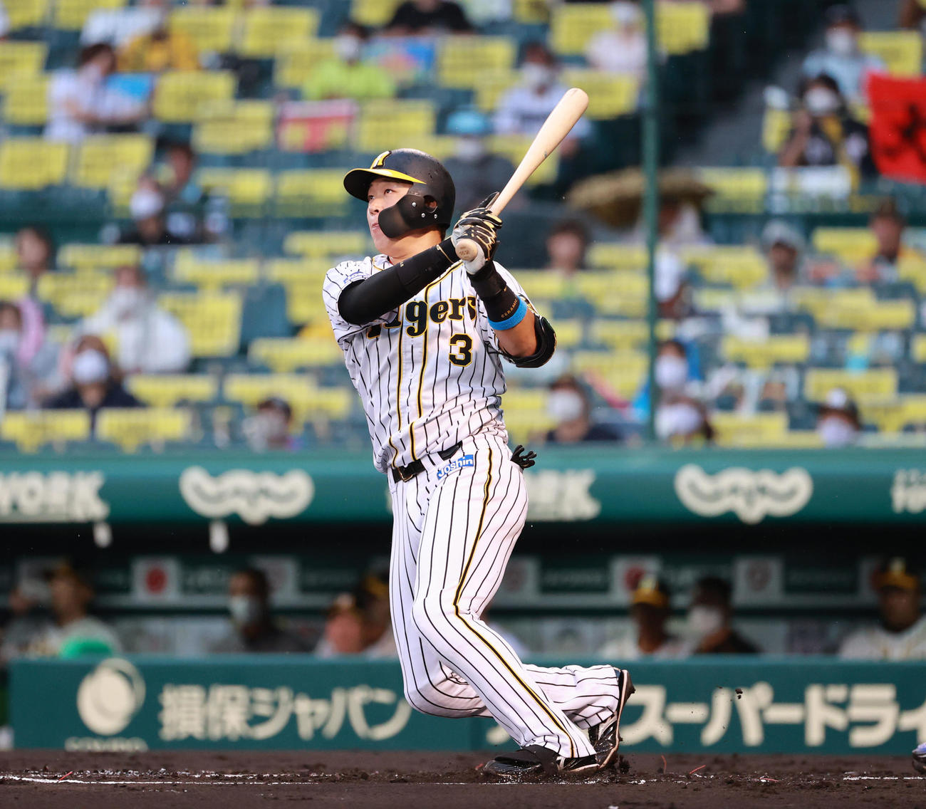 阪神対DeNA　1回裏阪神1死、左越え本塁打を放つ大山悠輔（撮影・清水貴仁）