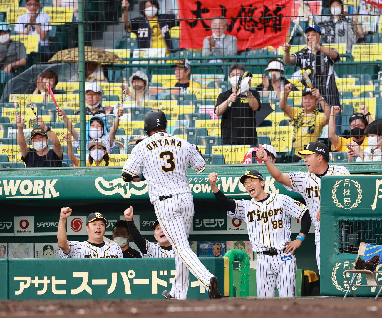 阪神対DeNA　1回裏阪神1死、左越え本塁打を放った大山悠輔を出迎える矢野耀大監督（撮影・清水貴仁）