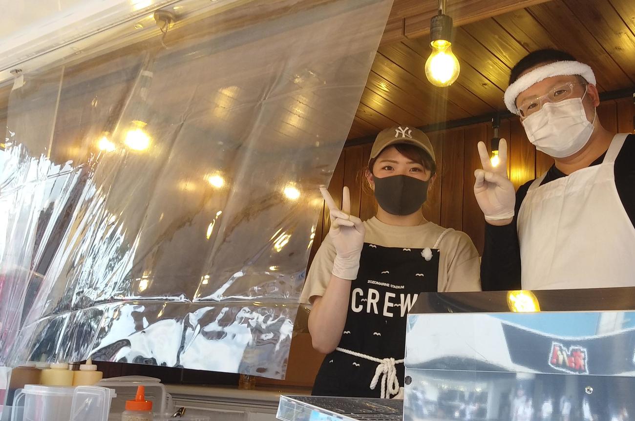 タコ焼き店でもビニールシートを張り、マスクに手袋と常に消毒は「必須ですね。でも味はいつもと同じでおいしいですよ」とピースサイン