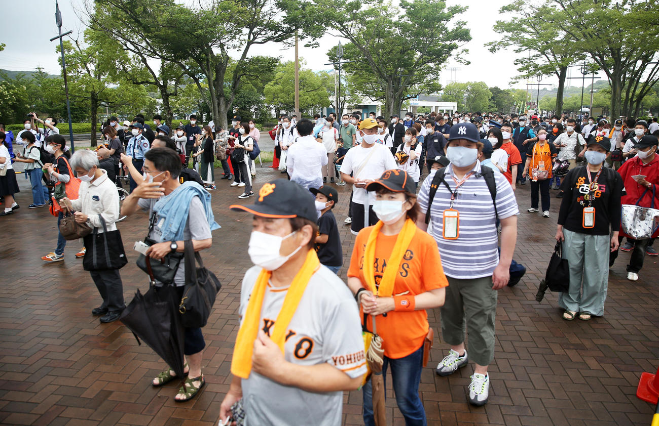 間隔を空けて列をつくり、入場する観客ら（撮影・前田充）
