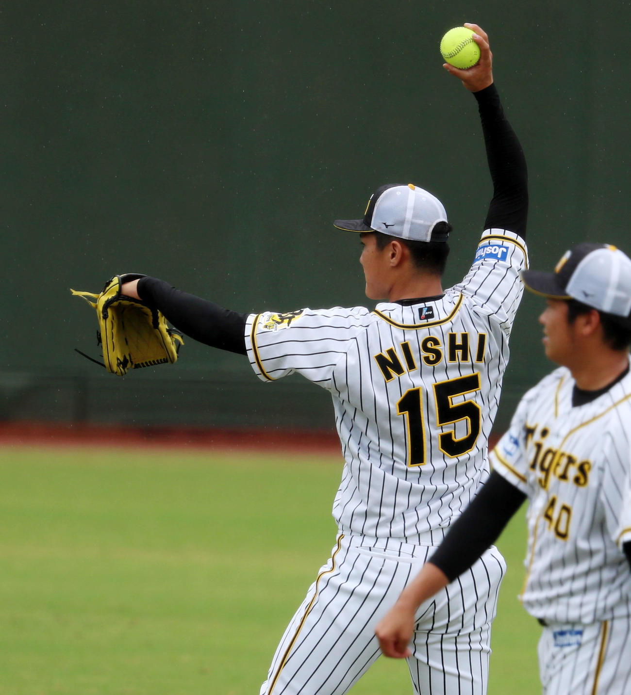 外野でソフトボールを投げる西純（撮影・加藤哉）