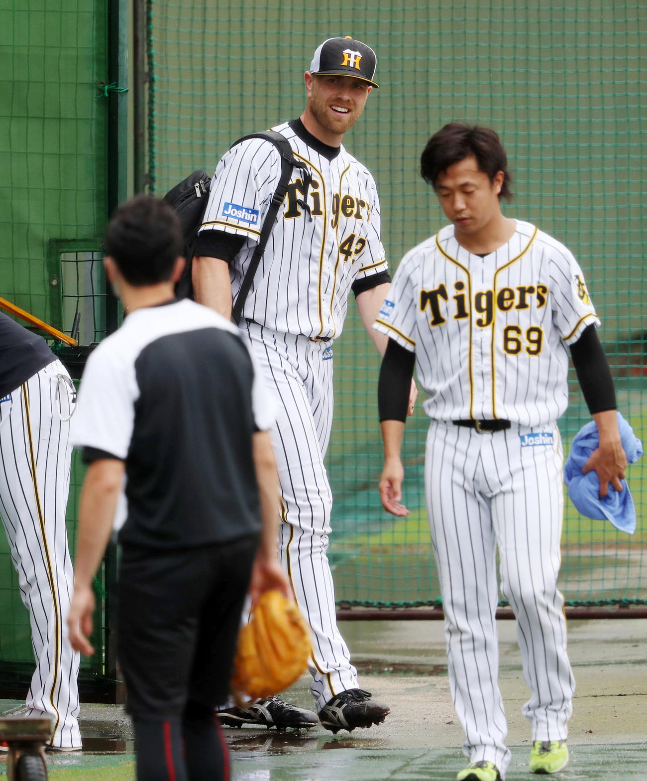 ブルペンから笑顔で引き揚げるエドワーズ（撮影・加藤哉）
