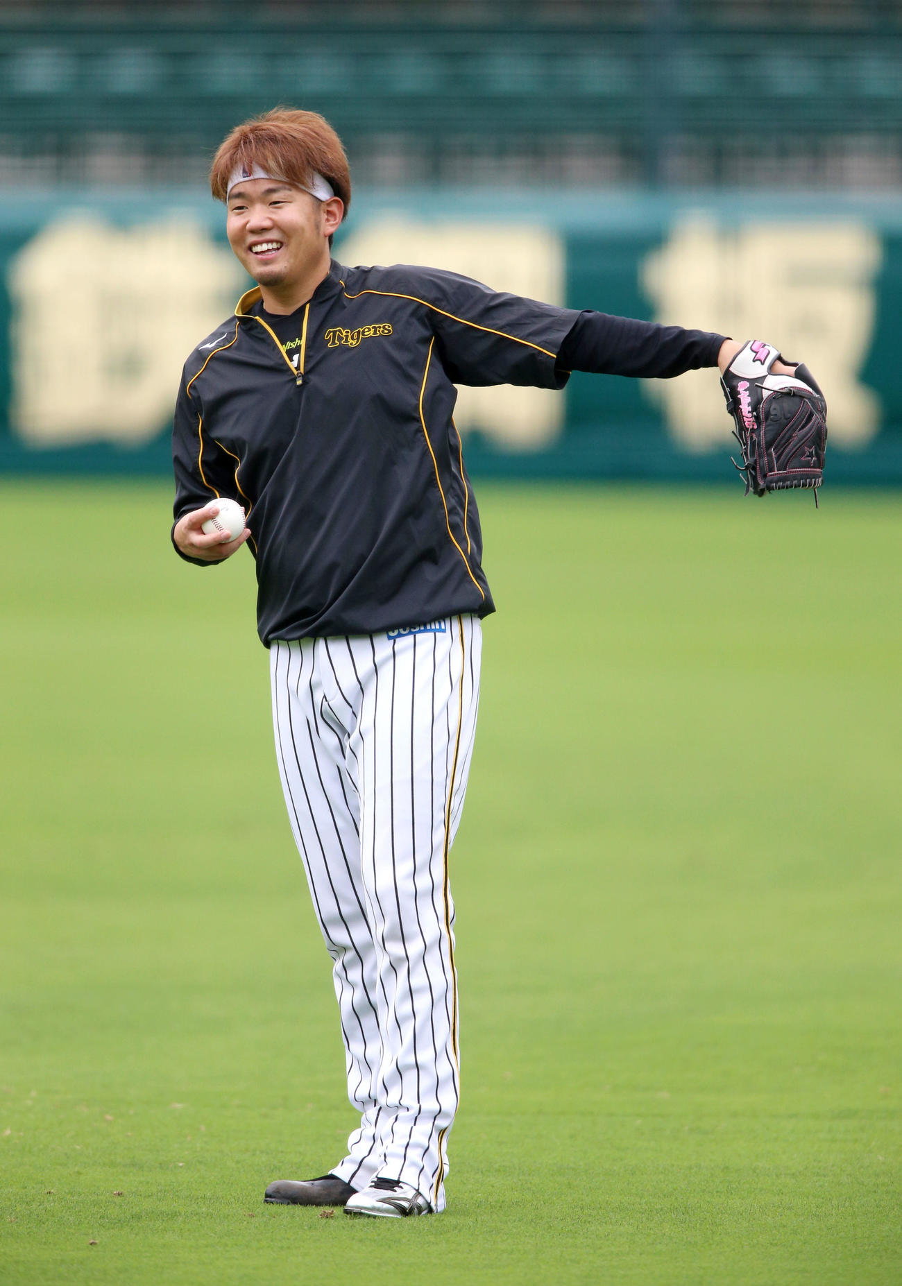 試合前の練習で、笑顔を見せる西勇（撮影・上山淳一）