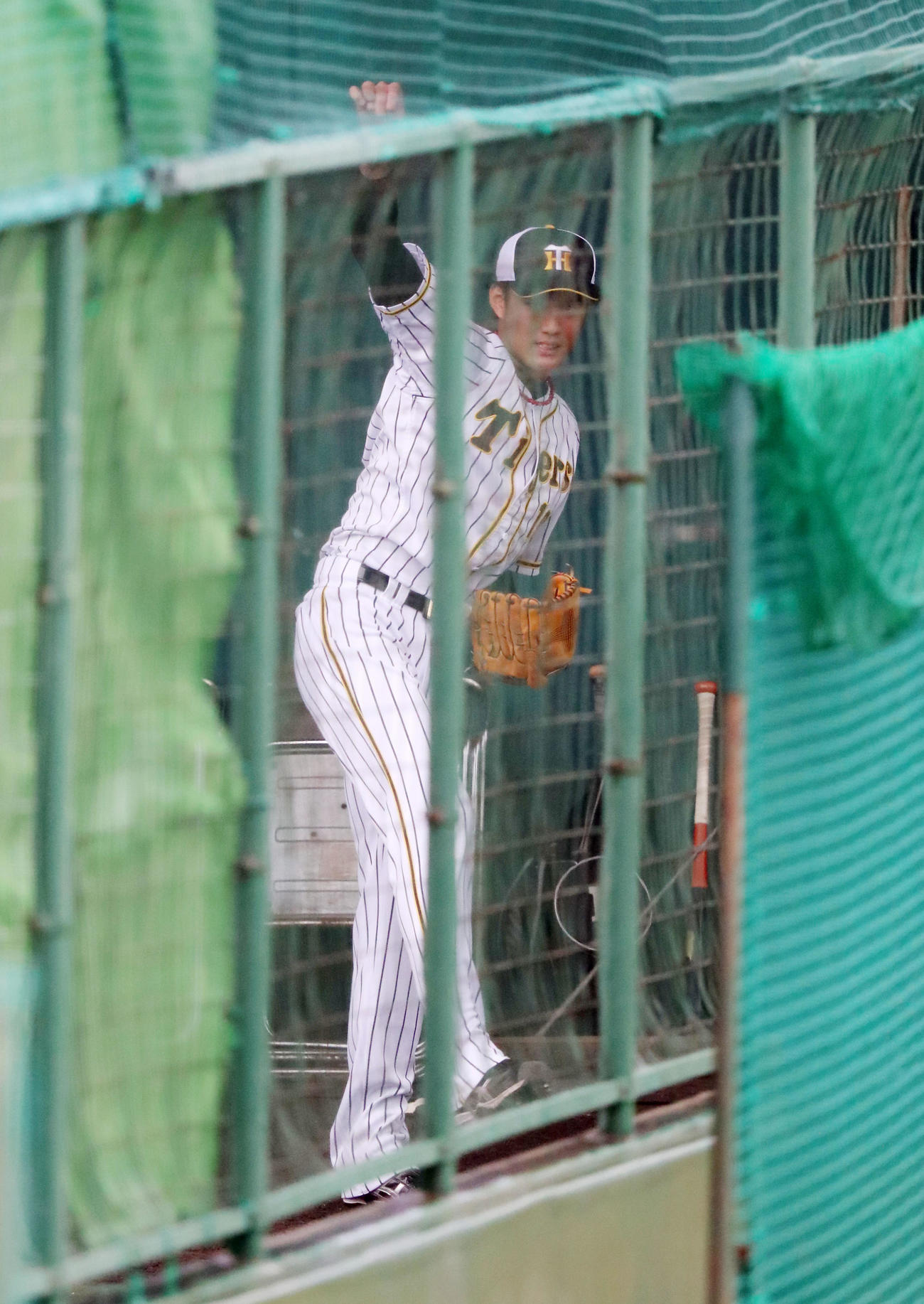 ブルペンで投球練習を行う藤浪（撮影・加藤哉）