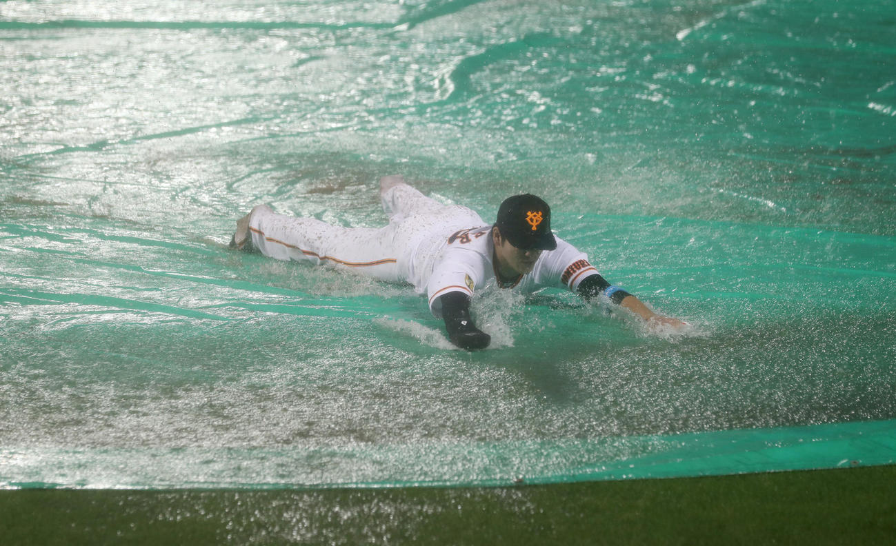 巨人対ヤクルト　試合が雨天中止となり、ヘッドスライディングで観客を盛り上げる巨人岸田（撮影・前田充）
