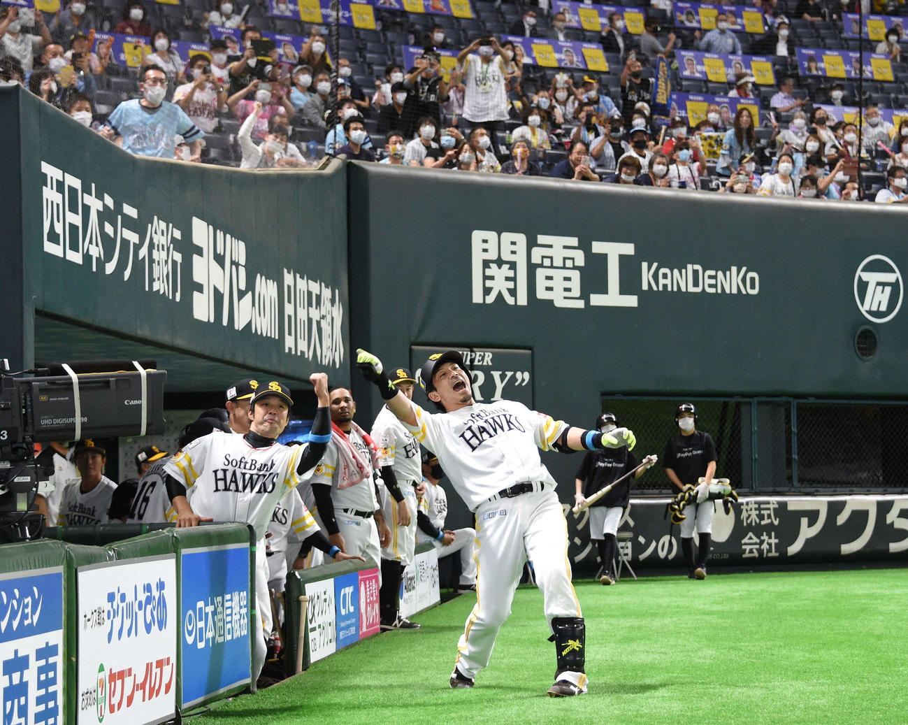 ソフトバンク対楽天　2回裏ソフトバンク2死、松田宣は先制右越え本塁打を放ち、ファンと一緒に「熱男！」（撮影・今浪浩三）