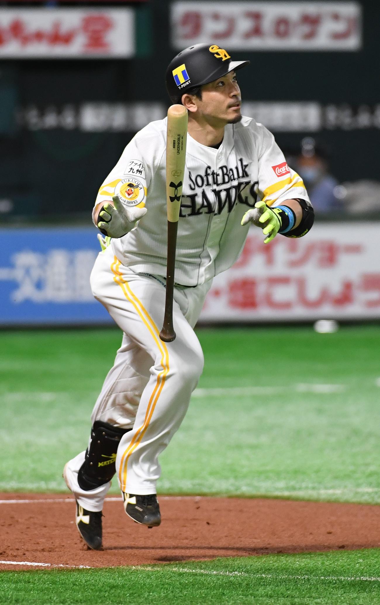 ソフトバンク対楽天　2回裏ソフトバンク2死、松田宣は右越え先制本塁打を放つ（撮影・今浪浩三）