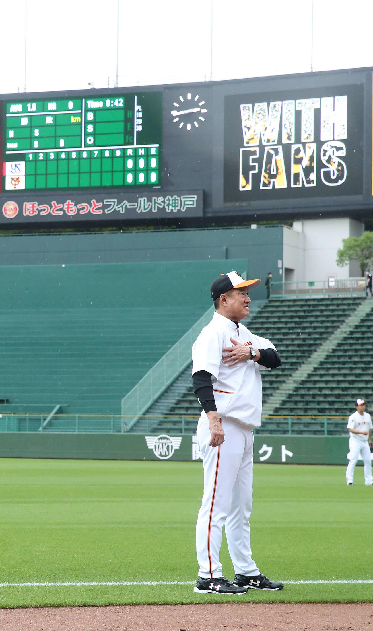 巨人対ヤクルト　試合前、グラウンドからスタンドを見つめる巨人原監督（撮影・河野匠）