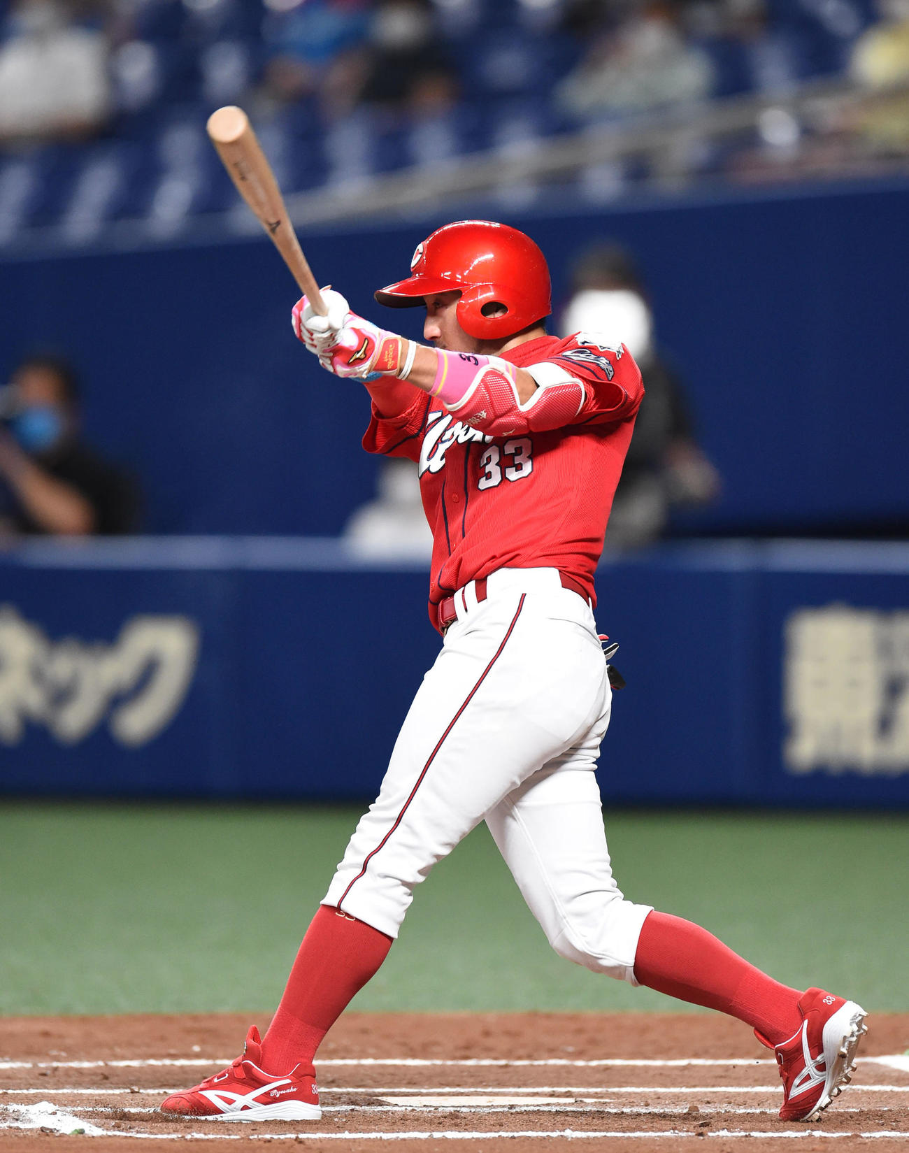 プロ野球中日対広島　6回表広島2死、左越え本塁打を放った菊池涼介（撮影・森本幸一）