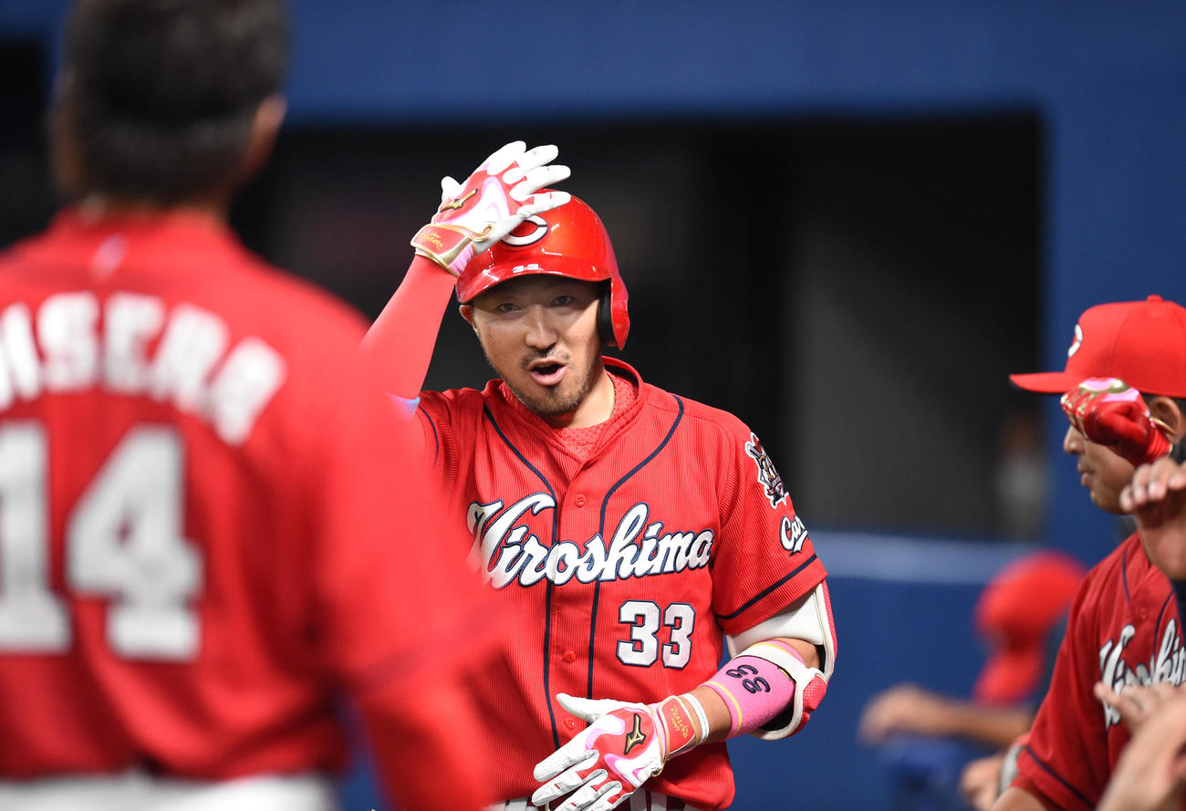 プロ野球中日対広島　6回表広島2死、左越え本塁打を放った菊池涼介（撮影・森本幸一）