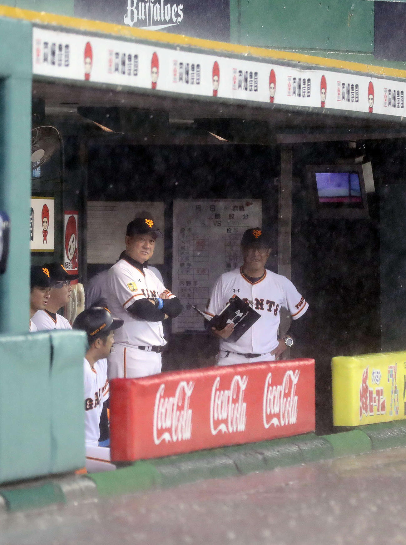 巨人対ヤクルト　試合開始前に大雨となり、険しい表情でグラウンドを見つめる巨人原監督（右から2人目）（撮影・河野匠）