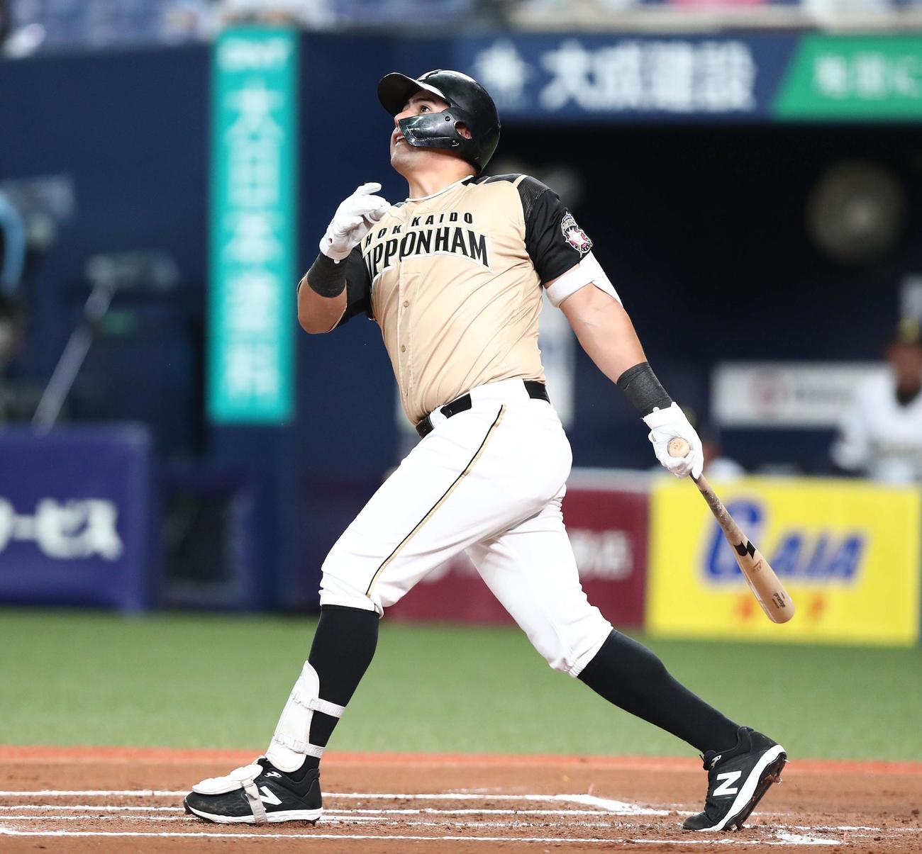 オリックス対日本ハム　6回表日本ハム1死一塁、左越え2点本塁打を放つビヤヌエバ（撮影・黒川智章）