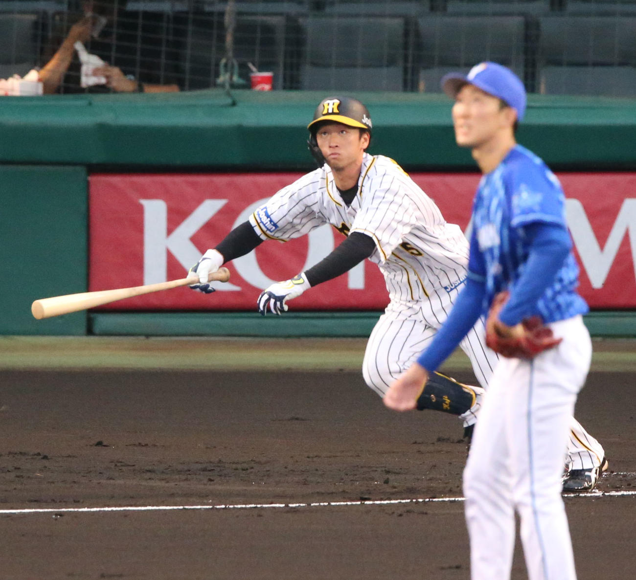 阪神対DeNA　1回裏阪神無死、近本は中越え同点本塁打を放つ（撮影・上山淳一）