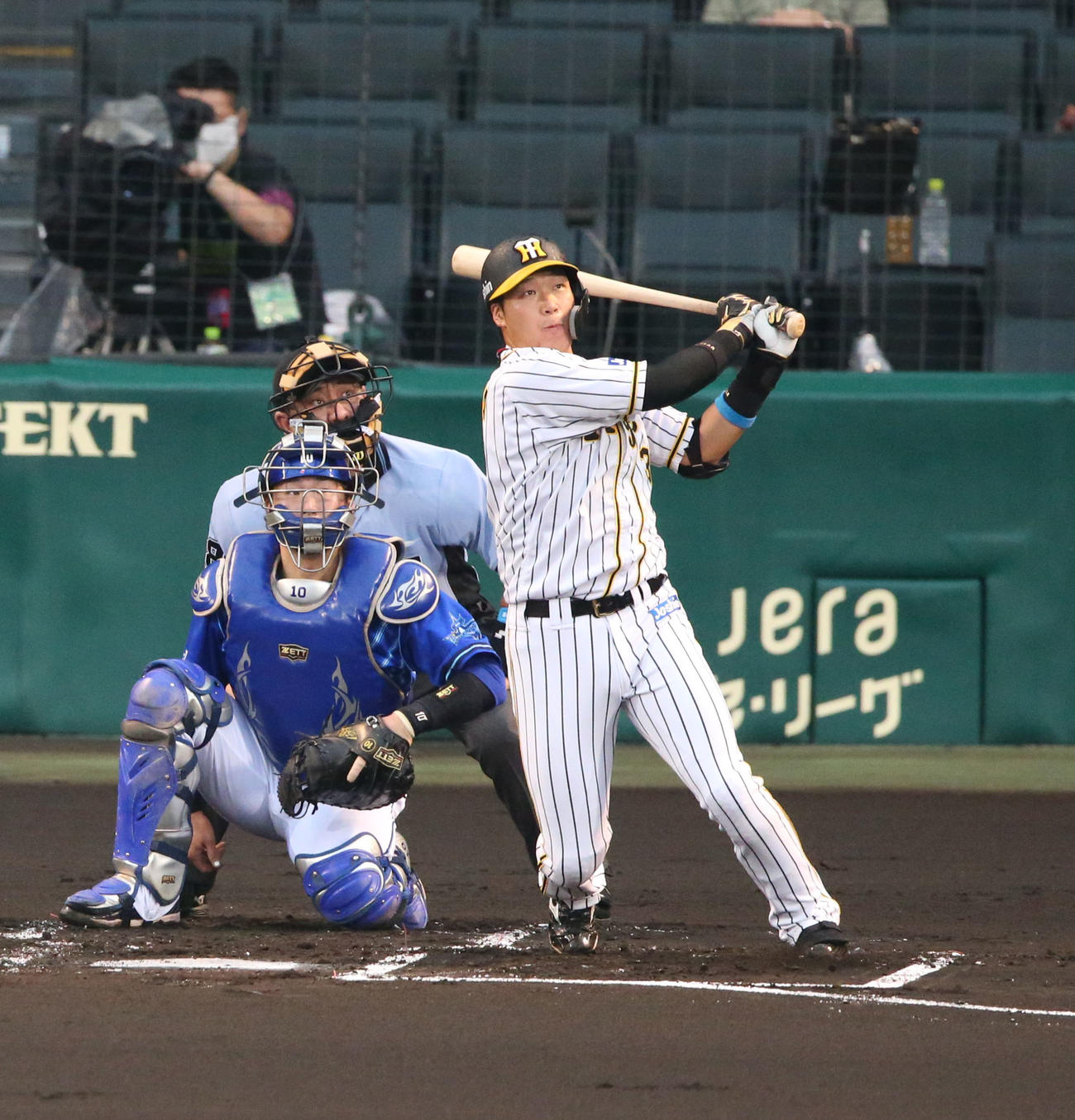阪神対DeNA　1回裏阪神1死、大山は左越え本塁打を放つ（撮影・上山淳一）