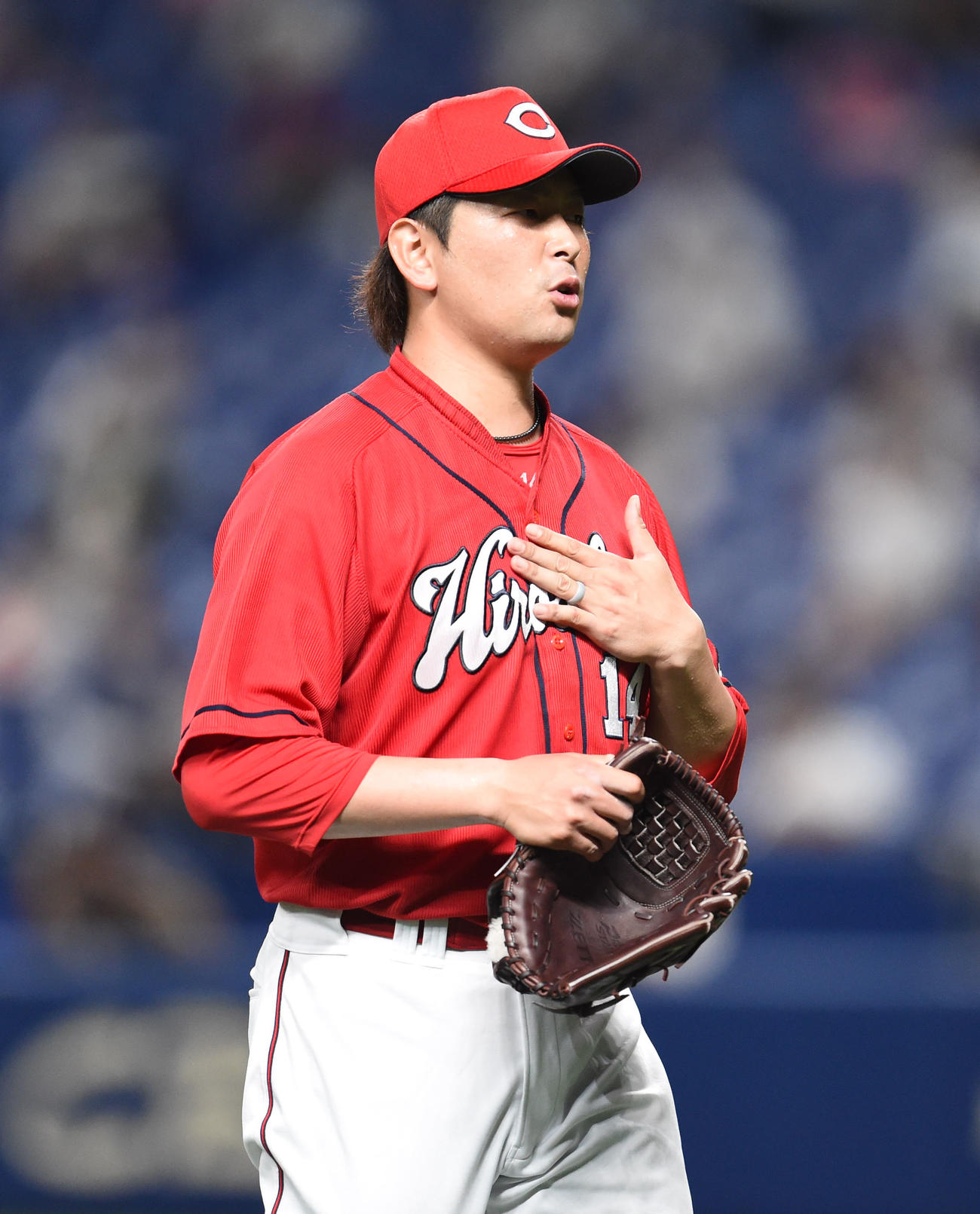 プロ野球中日対広島　2回裏中日攻撃終了、ベンチへ戻る大瀬良大地（撮影・森本幸一）