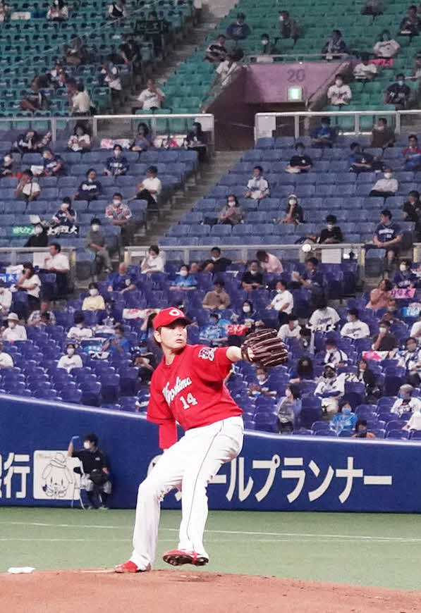 中日対広島　観客の前で投球する広島先発の大瀬良（撮影・森本幸一）
