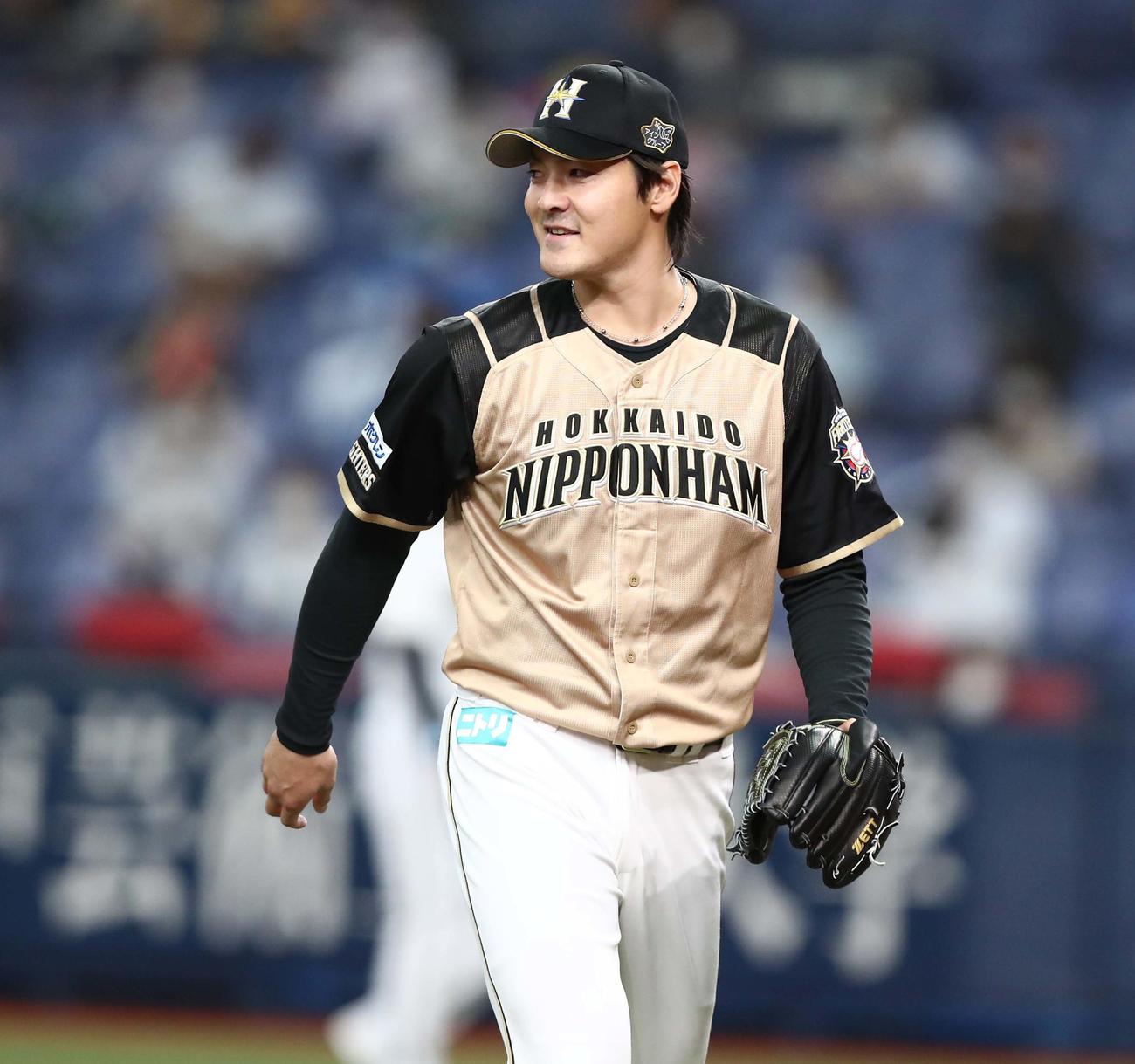 オリックス対日本ハム　5回裏オリックス1死一塁、安達を併殺にとり笑顔の有原（撮影・黒川智章）