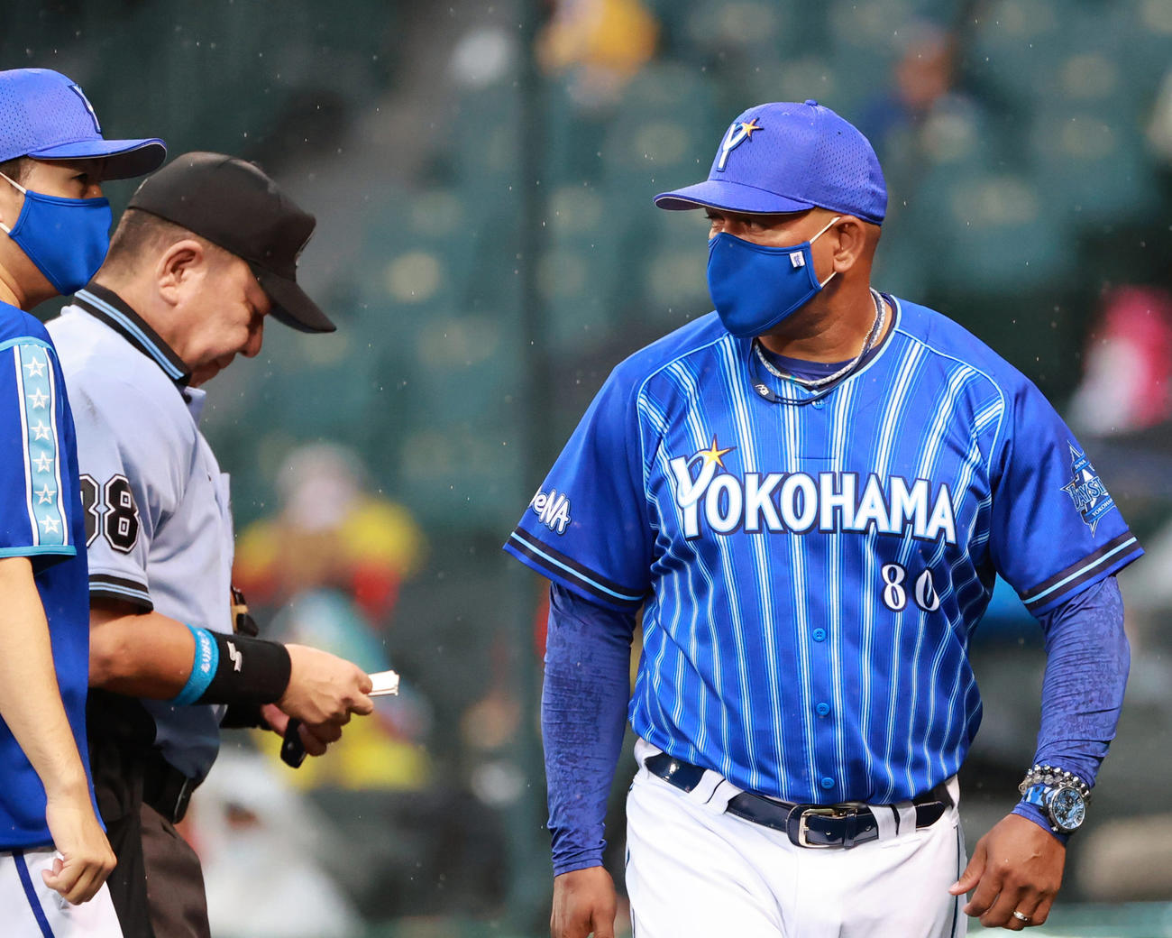 2回裏阪神、初回3失点の大貫晋一の交代を告げるアレックス・ラミレス監督（撮影・清水貴仁）