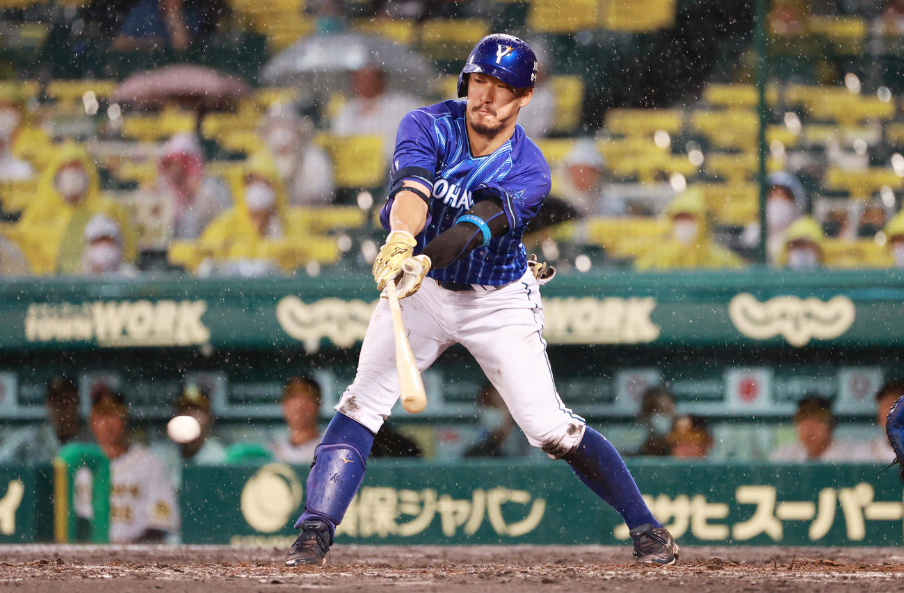 阪神対DeNA　5回裏阪神2死二塁、左前適時打を放つ梶谷隆幸（撮影・清水貴仁）
