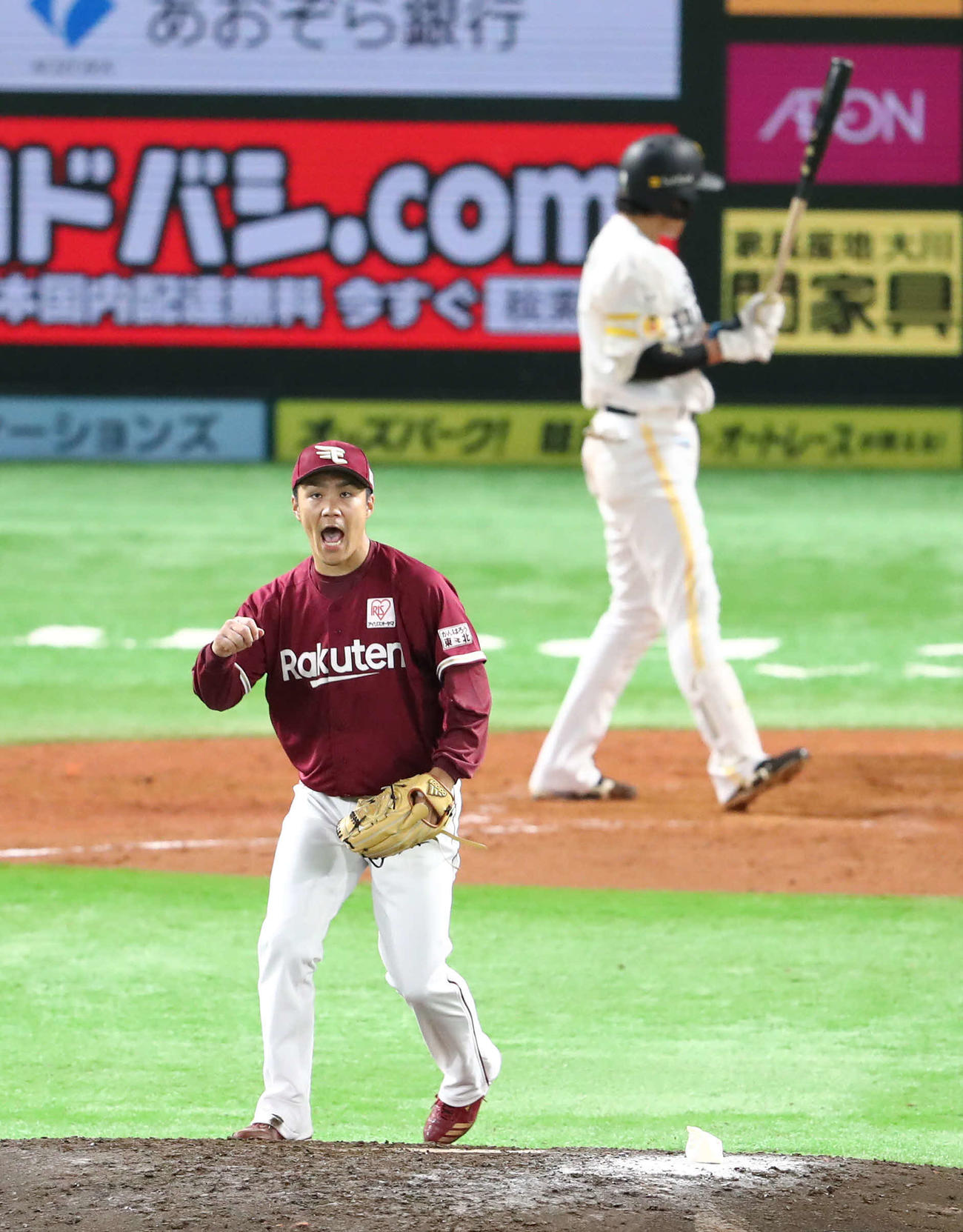 ソフトバンク対楽天　5回裏ソフトバンク1死、柳田を空振りの三振に仕留めガッツポーズの楽天則本昂（手前）（撮影・梅根麻紀）