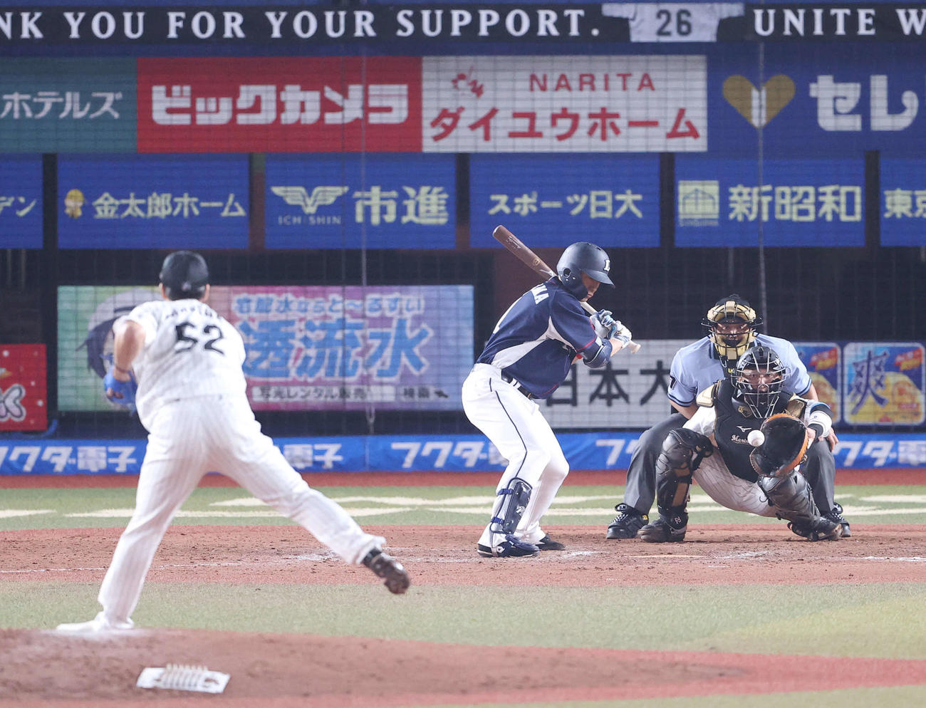 ロッテ対西武　9回表西武2死満塁、勝ち越しの押し出し四球を選ぶ栗山。投手益田（撮影・垰建太）