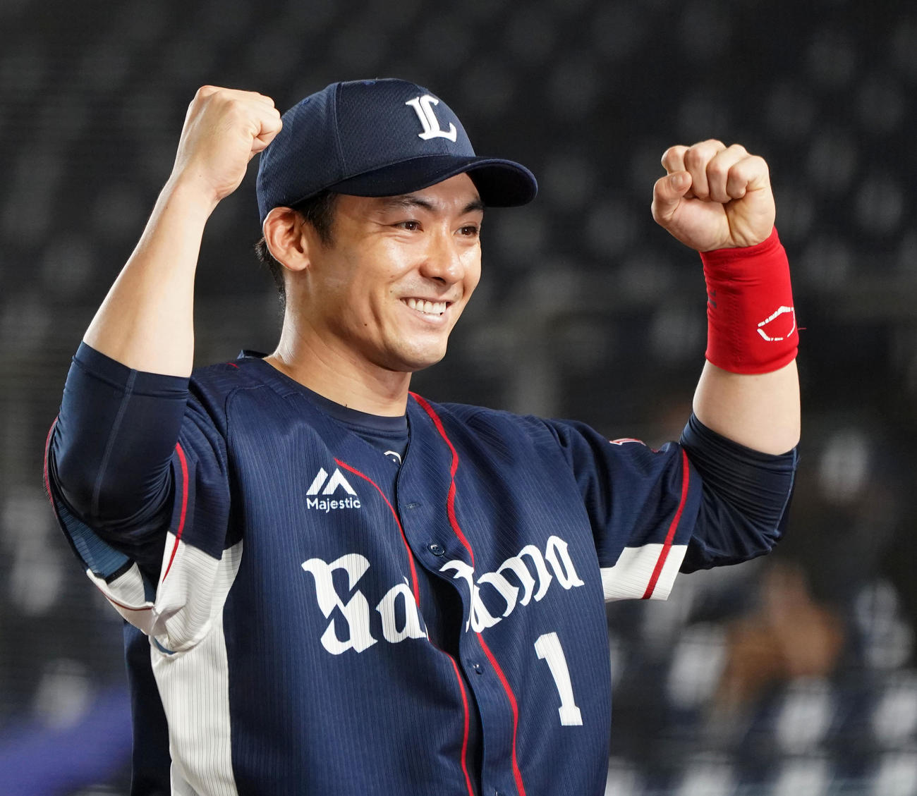 ロッテ対西武　ガッツポーズする西武栗山（撮影・横山健太）