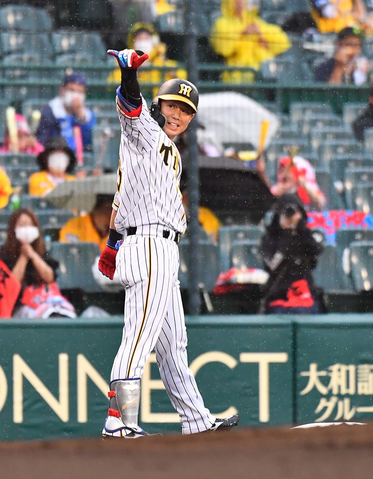 阪神対DeNA　1回裏阪神無死、糸原は右越え三塁打を放ちガッツポーズ（撮影・上田博志）