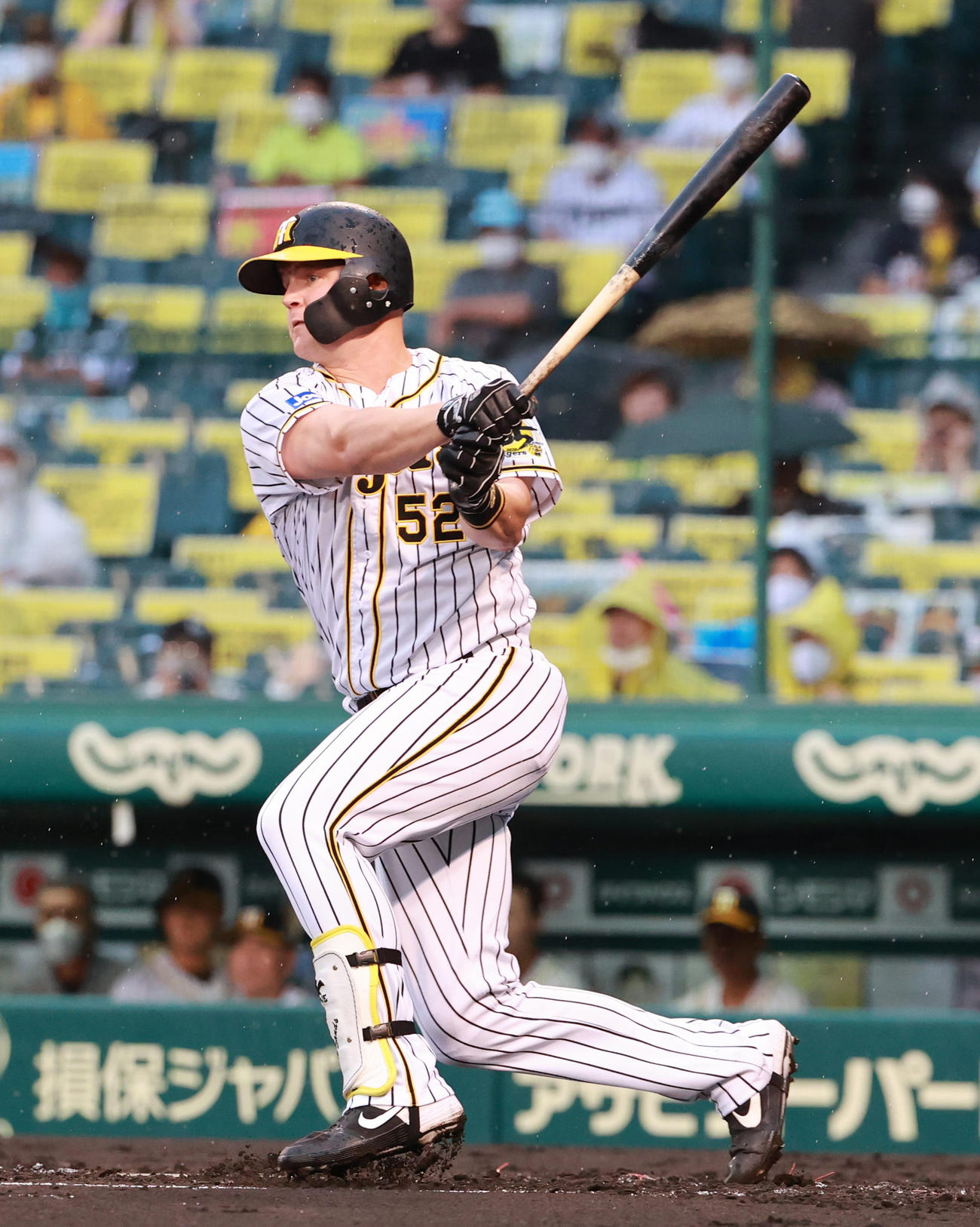 阪神対DeNA　1回裏阪神1死一塁、左翼線二塁打を放つジェリー・サンズ（撮影・清水貴仁）