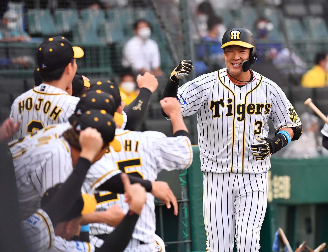 阪神対DeNA　1回裏阪神1死、大山は左越え本塁打を放ち笑顔を見せる（撮影・上田博志）