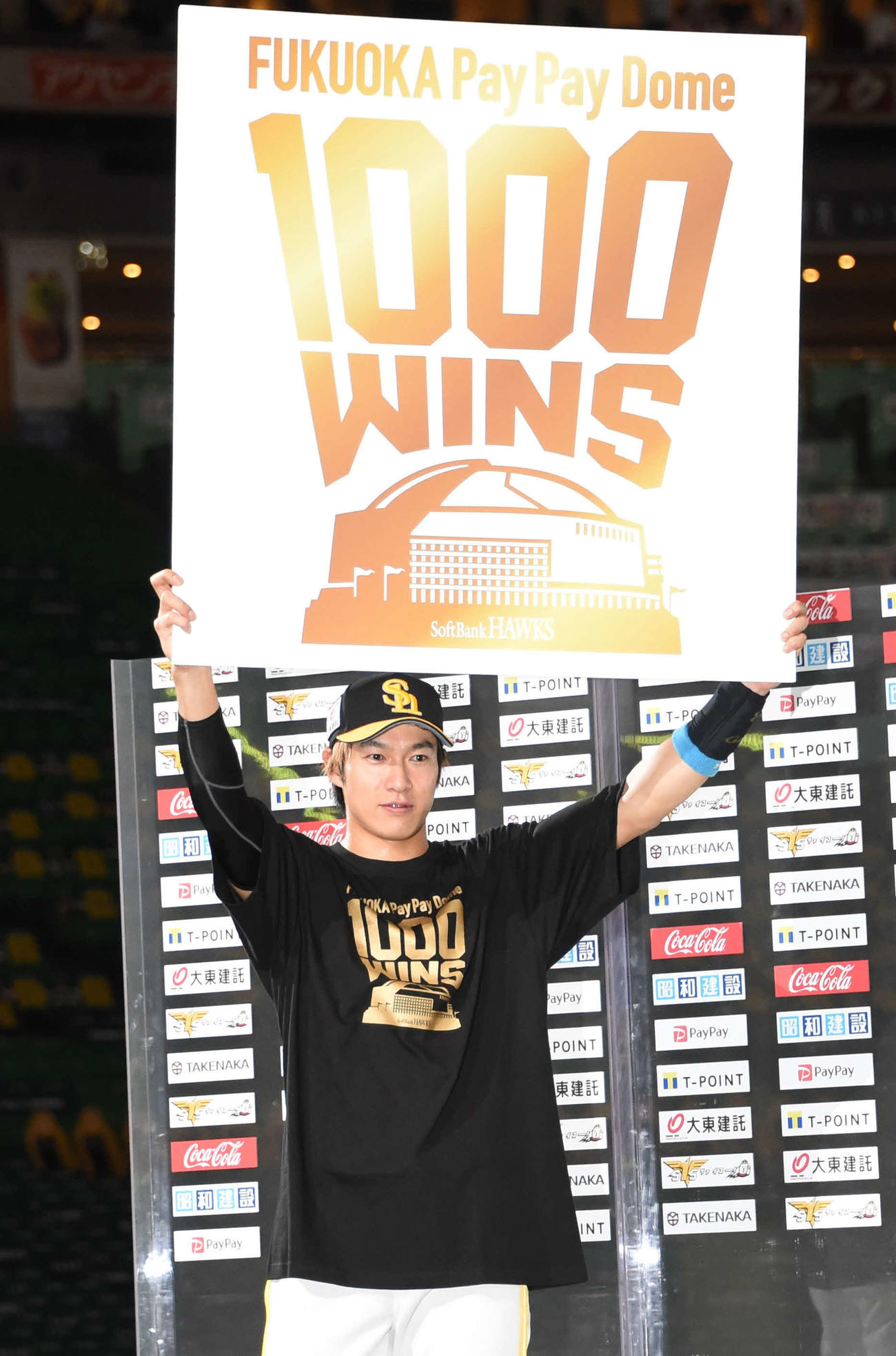 ソフトバンク対楽天　ペイペイドーム1000勝のボードを掲げる柳田（撮影・今浪浩三）