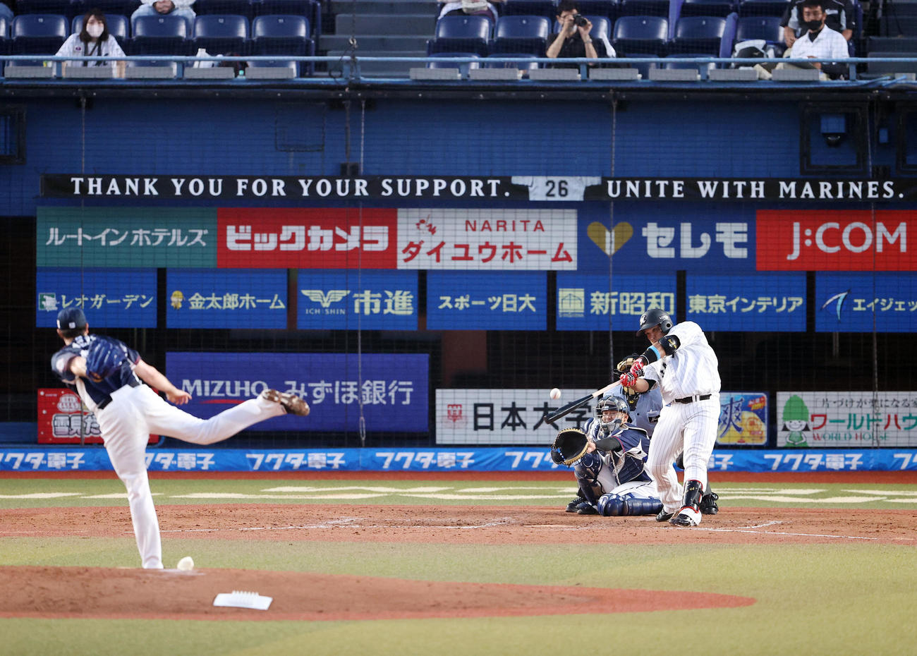 ロッテ対西武　3回裏ロッテ1死一、三塁、左中間に3点本塁打を放つ井上。投手ニール（撮影・垰建太）