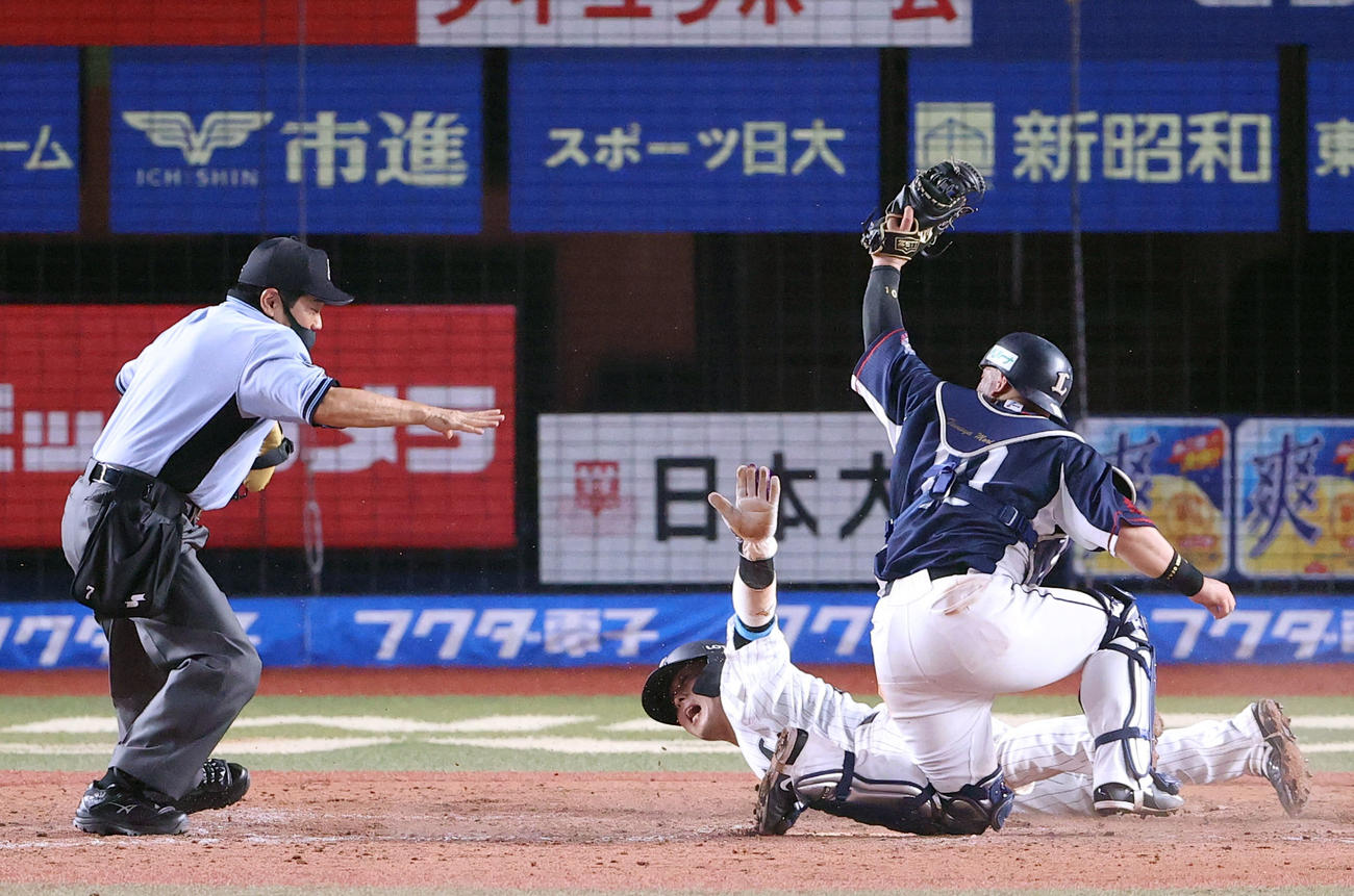 ロッテ対西武　4回裏ロッテ1死二塁、荻野の適時打で一気に二塁から生還する田村（中央）（撮影・垰建太）