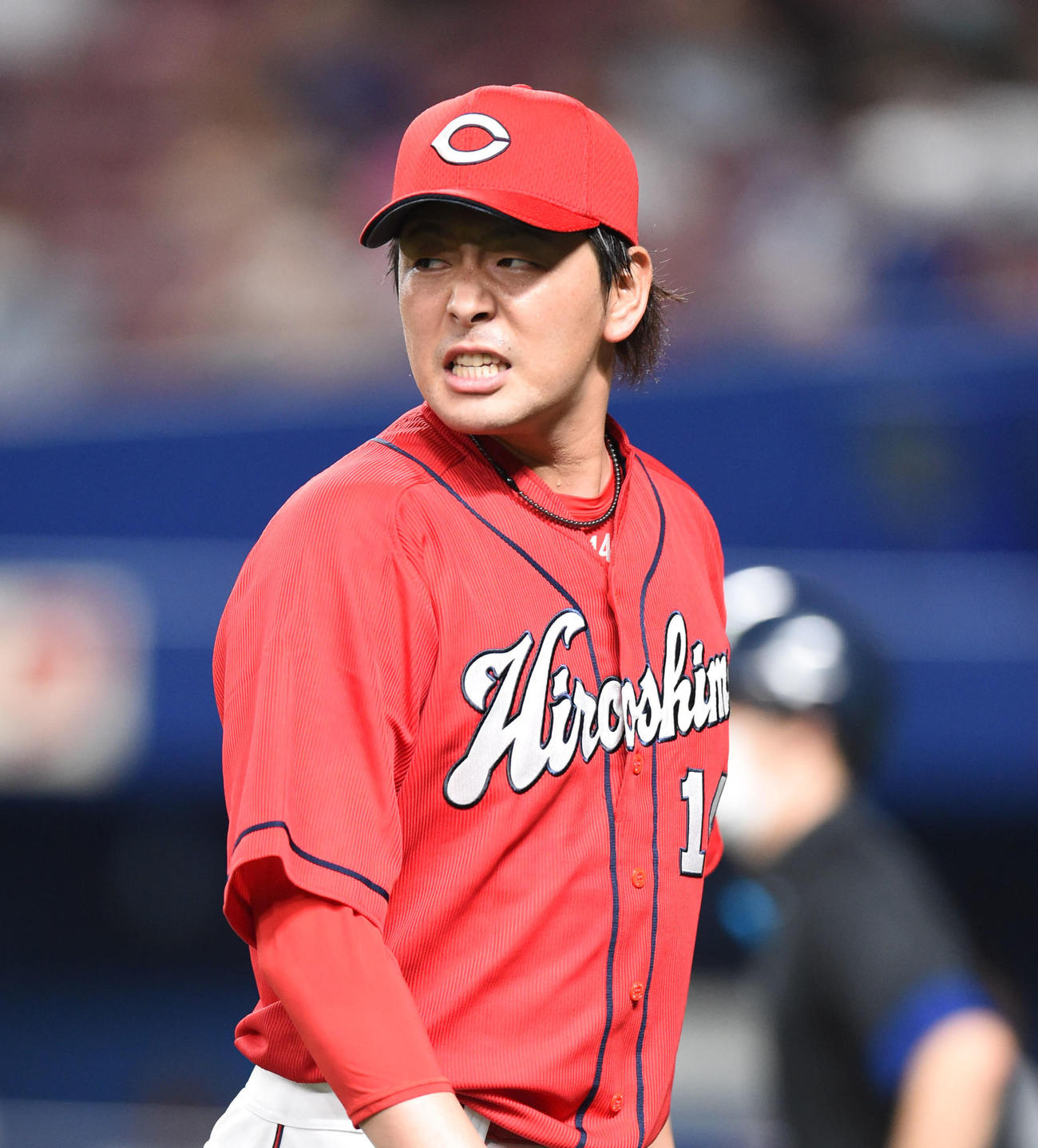 プロ野球中日対広島　5回裏中日攻撃終了、険しい表情でベンチへ戻る大瀬良大地（撮影・森本幸一）