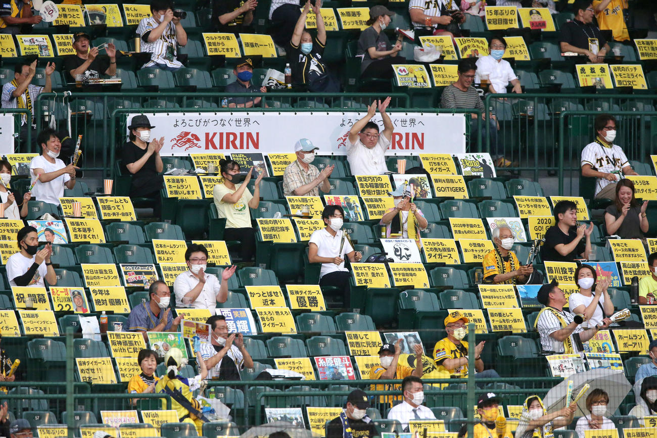 阪神対DeNA4回戦　1回裏阪神1死、大山の左越え本塁打で盛り上がる本紙・奥田記者（中央）（撮影・上山淳一）