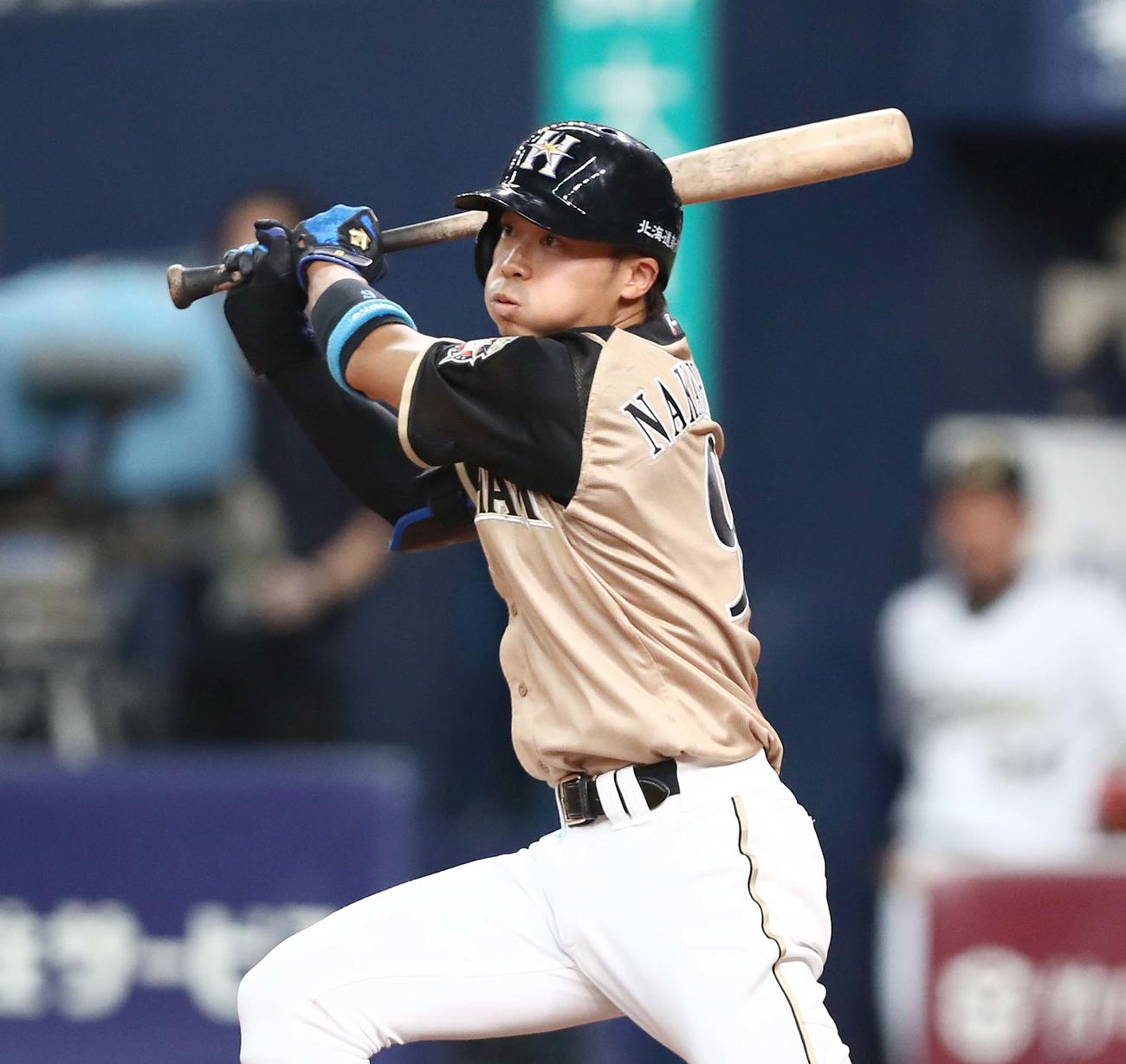 オリックス対日本ハム　2回表日本ハム2死一、三塁、投前適時打を放つ中島（撮影・黒川智章）