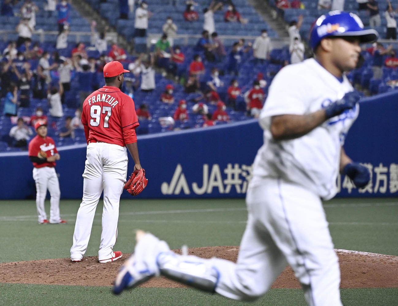 10回、中日ビシエド（手前）にサヨナラ本塁打を浴びた広島フランスア（共同）