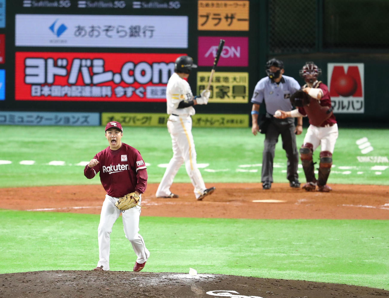 ソフトバンク対楽天　5回裏ソフトバンク1死、柳田を空振りの三振に仕留めガッツポーズの楽天則本昂（手前）（撮影・梅根麻紀）