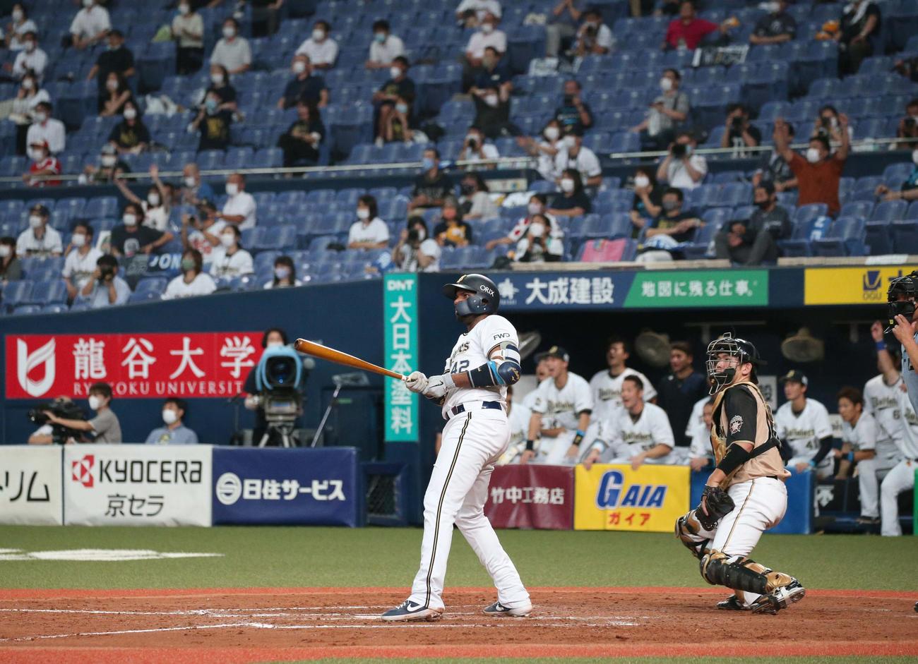 オリックス対日本ハム　9回裏オリックス2死一、二塁、サヨナラ3点本塁打を放つロドリゲス（撮影・黒川智章）