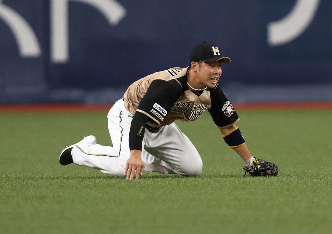 オリックス対日本ハム　8回裏オリックス1死二、三塁、大城の打球をダイビングキャッチした近藤は、すぐさま二塁に送球し飛び出した二塁走者をアウトにする（撮影・黒川智章）