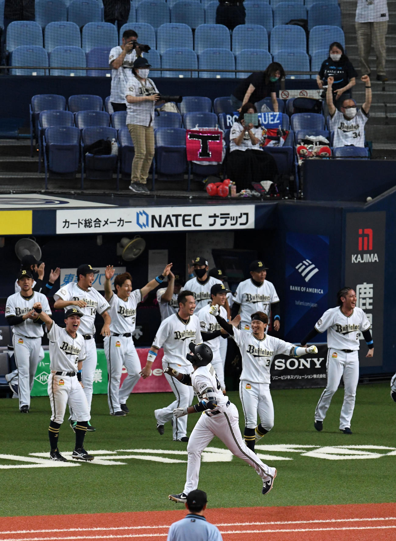 オリックス対日本ハム　9回裏オリックス2死一、二塁、左越えサヨナラ3点本塁打を放ち喜ぶロドリゲスとナインとファン（撮影・前岡正明）