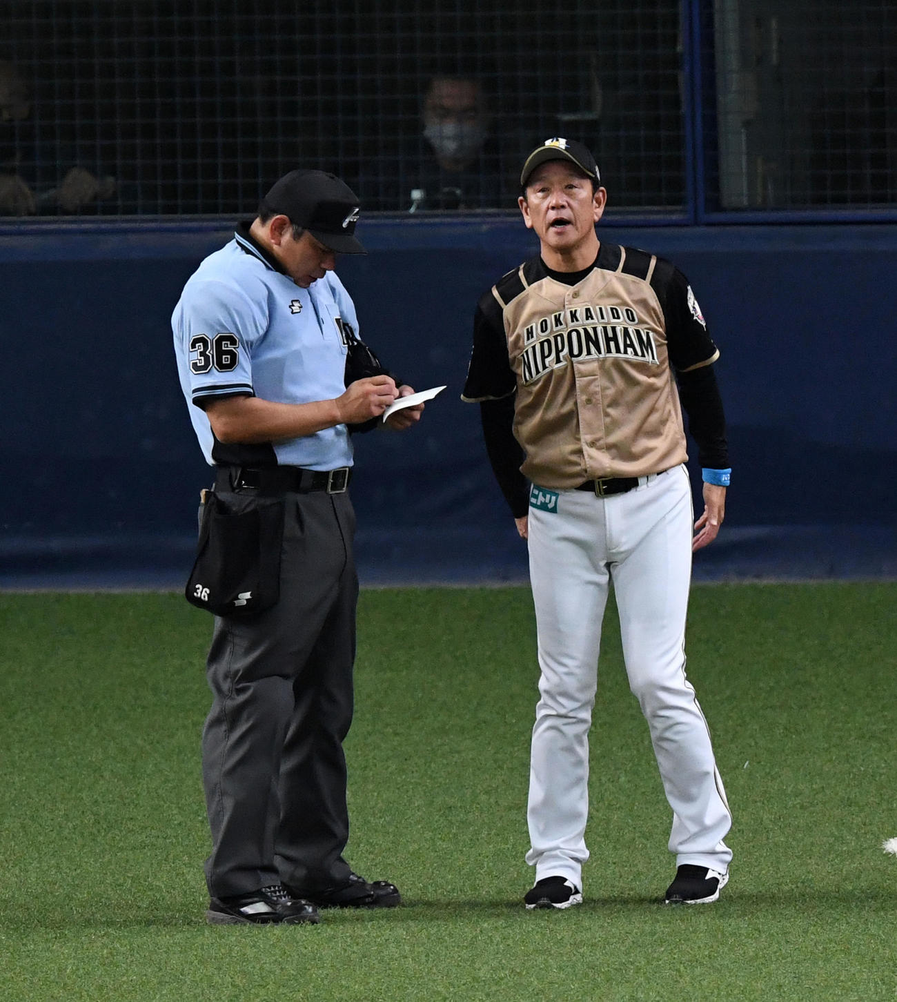 オリックス対日本ハム　9回、秋吉を告げる栗山監督（撮影・前岡正明）