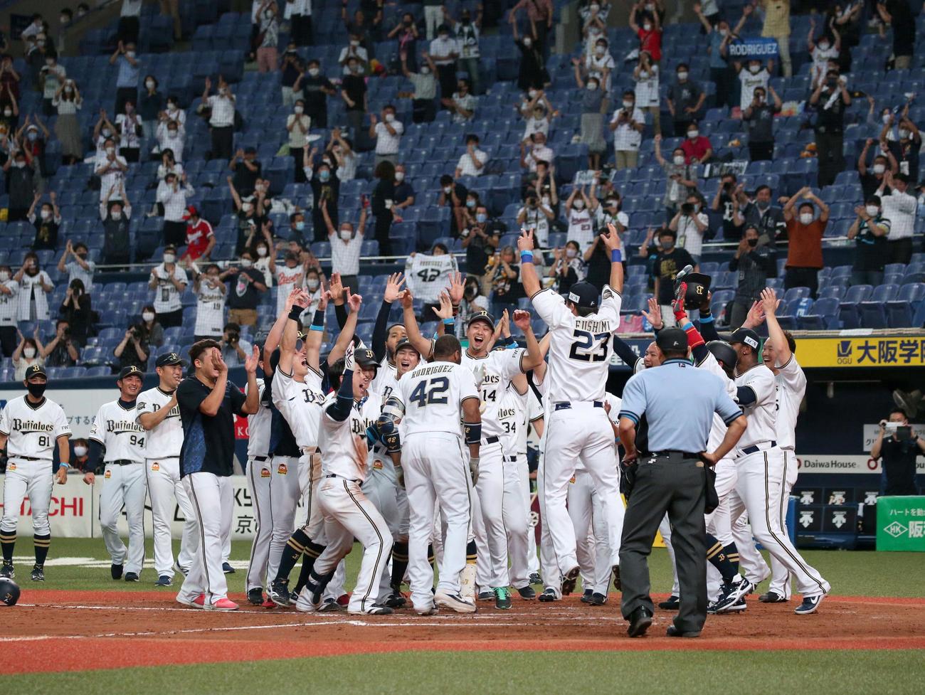 オリックス対日本ハム　9回裏オリックス2死一、二塁、サヨナラ3点本塁打を放ったロドリゲス（中央）を出迎えるナイン（撮影・黒川智章）